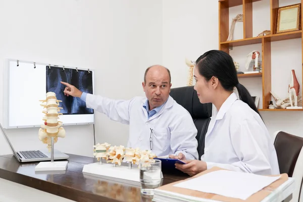 Quiropráticos Analisando Raio Coluna Vertebral Parede — Fotografia de Stock