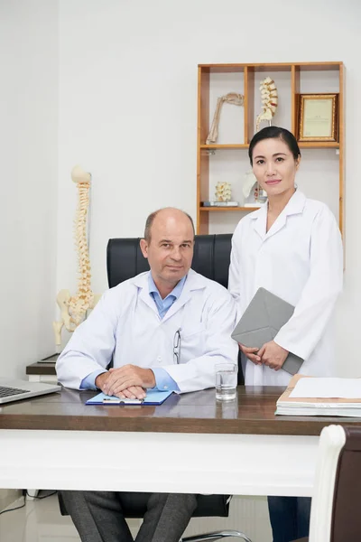 Osteopata Profissional Seu Assistente Escritório — Fotografia de Stock