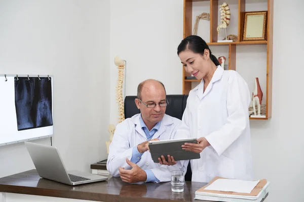 Assistente Mostrando Raio Coluna Vertebral Computador Tablet Para Osteopata — Fotografia de Stock