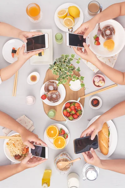 Mensen Texting Met Lunch Samen Van Bovenaf Bekijken — Stockfoto