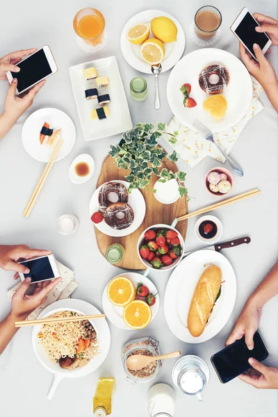 Les Gens Qui Utilisent Leur Smartphone Table Avec Nourriture — Photo