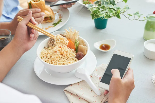 Imagem Close Homem Tendo Macarrão Instantâneo Com Cogumelos Para Almoço — Fotografia de Stock