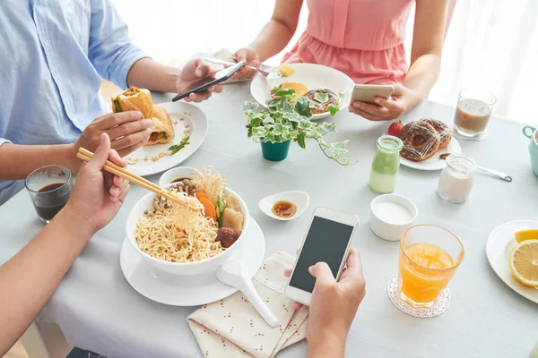 Manos Hombre Comiendo Con Sus Amigos —  Fotos de Stock