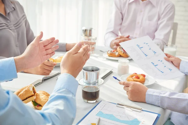 Grupo Empresários Discutindo Questões Durante Almoço — Fotografia de Stock