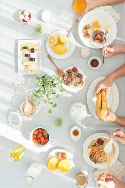 Taze gıda yukarıdan kahvaltı masasında görüntülemek