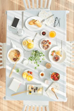 Kahvaltı için hazır yiyeceklerle masa, yukarıdan görüntülemek