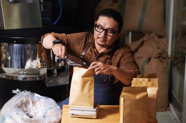 Ağırlık ölçme ve satmadan önce kahve ambalaj roastry sahibi