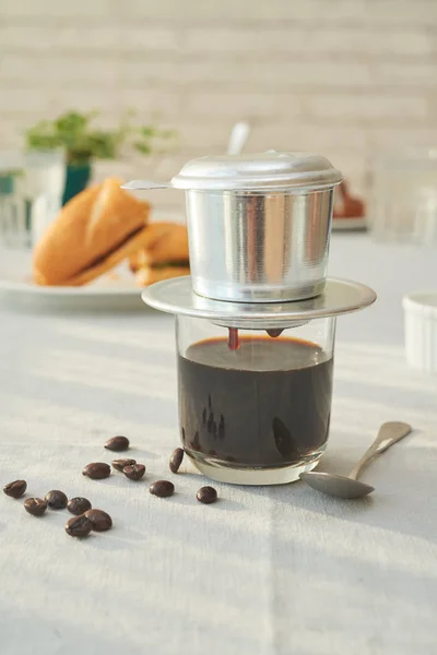 Phin Vietnamesische Kaffeemaschine Und Bohnen Auf Dem Tisch — Stockfoto