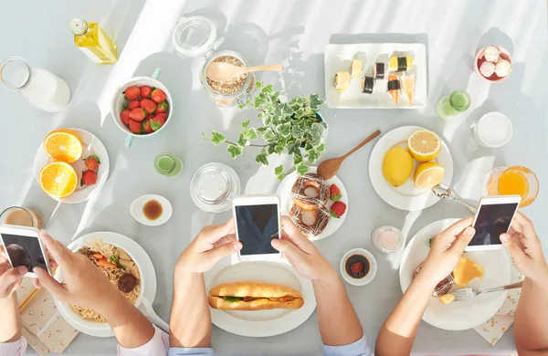 Hands People Using Smartphones Breakfast — Stock Photo, Image