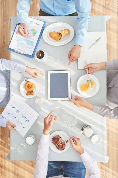 Uomini Affari Che Guardano Presentazione Tablet Pranzano — Foto Stock