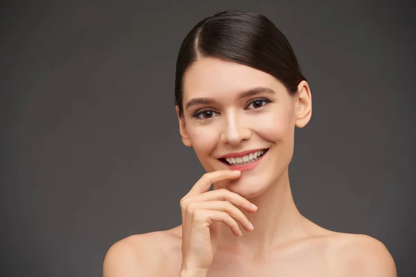 Portrait Cheerful Beautiful Young Woman Looking Camera — Stock Photo, Image