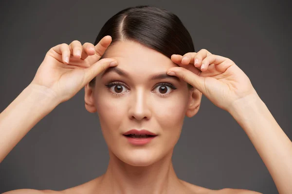 Mooie Jonge Vrouw Stijgt Haar Wenkbrauwen Met Handen Gelaatsuitdrukking Veroorzaakt — Stockfoto