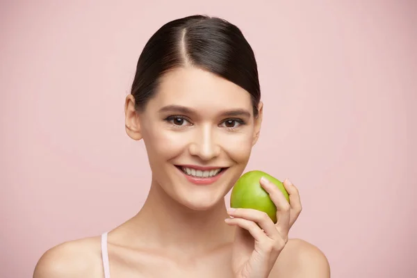 Preciosa Joven Comiendo Manzana Verde Madura —  Fotos de Stock