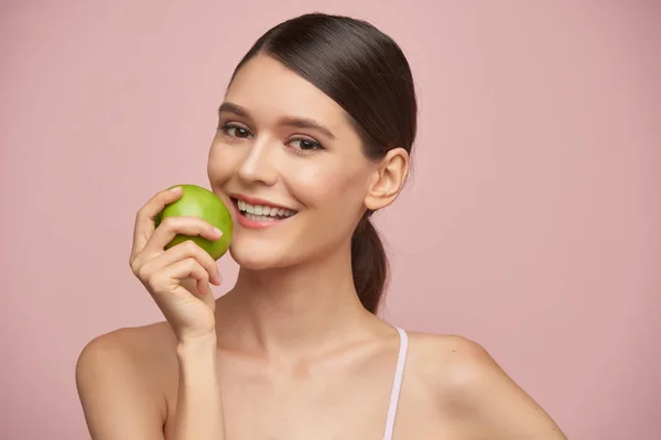 新鮮な青リンゴを食べて幸せな若い女 — ストック写真