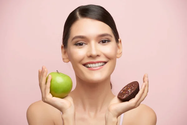 Smiling Young Woman Green Apple One Hand Cake Another — Stock Photo, Image