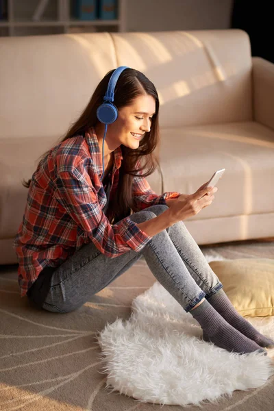 Mädchen Sitzt Auf Dem Boden Und Nutzt Musik Anwendung Auf — Stockfoto