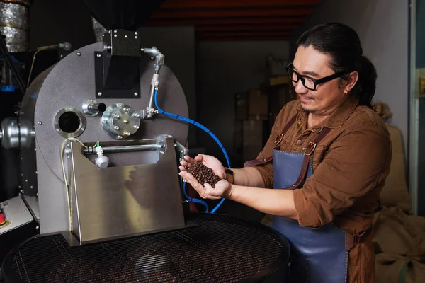 Torrefattore Vietnamita Guardando Chicchi Caffè Nelle Sue Mani — Foto Stock