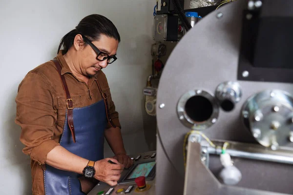 Asiatico Uomo Occhiali Gestione Lavoro Caffè Torrefattore — Foto Stock