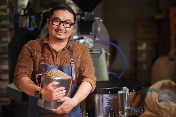 Homem Asiático Feliz Com Caneca Grande Grãos Café Verde — Fotografia de Stock
