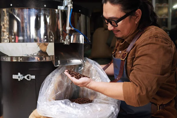 Business Owner Checking Quality Roasted Coffee Beans — Stock Photo, Image