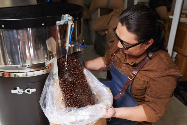 Man Putting Freshly Roasted Coffee Beans Sack — Stock Photo, Image