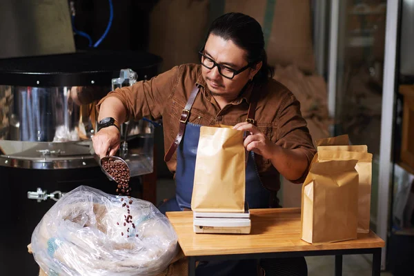 Vietnamese Man Putting Roasted Coffee Beans Paper Packages — Stock Photo, Image