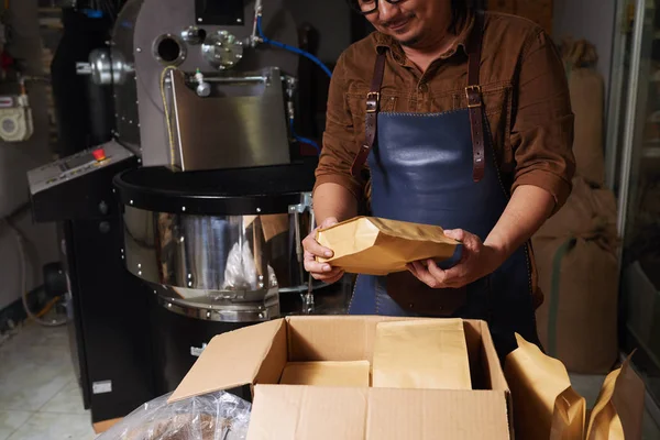 Happy Business Owner Putting Packed Coffee Beans Big Box — Stock Photo, Image