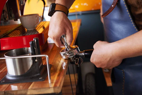 Mãos Barista Pressionando Café Moído Portabilidade — Fotografia de Stock