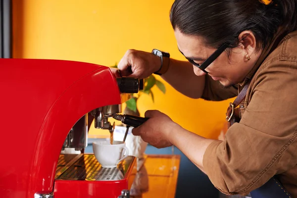 Βιετναμέζικα Barrista Κάνοντας Καφέ Όταν Χρησιμοποιείτε Μηχανή Εσπρέσο — Φωτογραφία Αρχείου