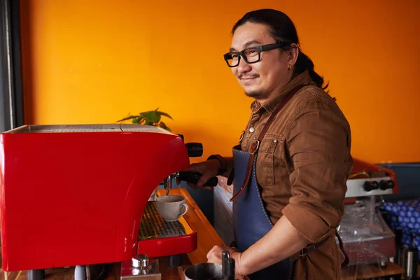 Profesyonel Vietnamca Barista Kahve Yapma — Stok fotoğraf