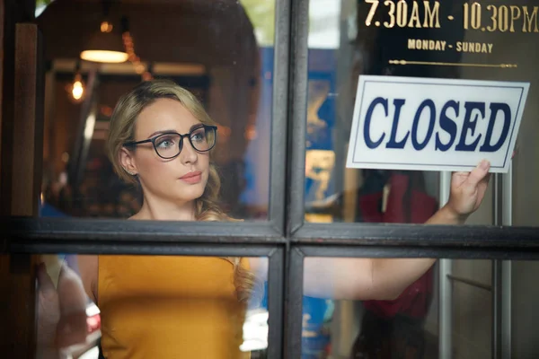 Bela Mulher Loira Loja Roupas Porta Fechamento — Fotografia de Stock