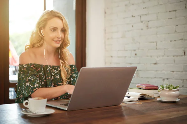 Donna Bionda Che Utilizza Computer Portatile Caffetteria — Foto Stock