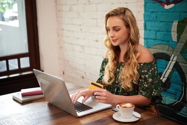 Donna Bionda Che Utilizza Computer Portatile Caffetteria — Foto Stock