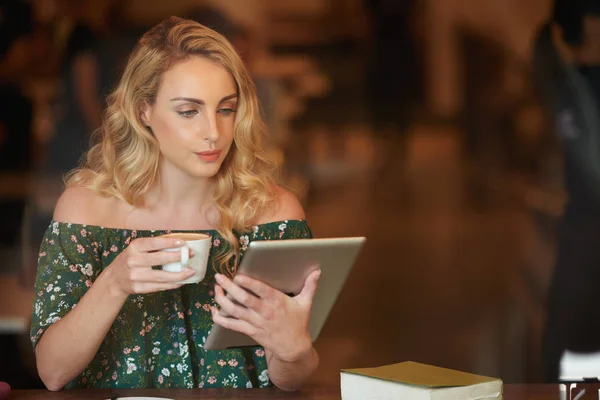 Blonde Vrouw Lezen Nieuws Digitale Tablet — Stockfoto