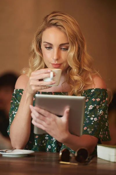 Donna Bionda Che Beve Caffè Ristorante Legge Notizie Tablet Digitale — Foto Stock