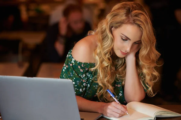 Mooie Blonde Vrouw Schrijven Dagboek Aan Tafel Met Laptop — Stockfoto