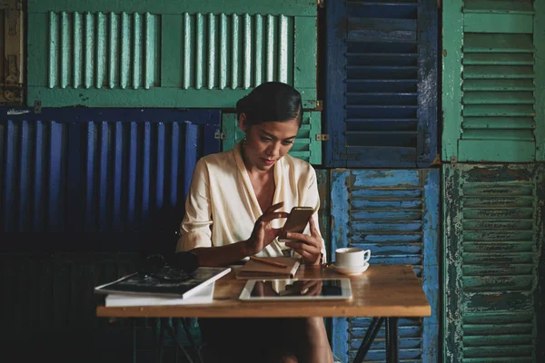 Business Woman Sitting Atmospheric Cafe Checking Mail Her Smartphone — Stock Photo, Image