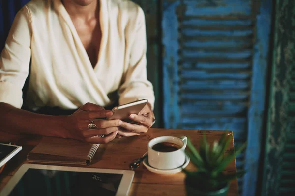 Händerna Kvinna Med Smartphone När Man Har Kaffe Restaurangen — Stockfoto