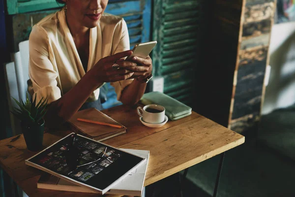 Обрезанное Изображение Женщины Чашкой Кофе Кафе Смс — стоковое фото