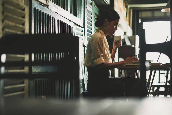 Hübsche Geschäftsfrau Trinkt Kaffee Und Arbeitet Dunklen Café Laptop — Stockfoto