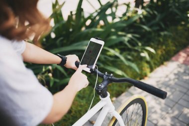 Uygulama için Gezinti smartphone kullanan genç kadın