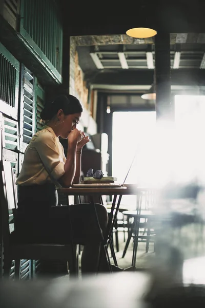 Asiatische Geschäftsfrau Trinkt Kaffee Und Arbeitet Restaurant Laptop — Stockfoto