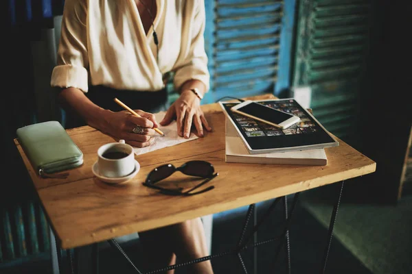 Femme Écrivant Ses Idées Sur Une Serviette Dans Café — Photo