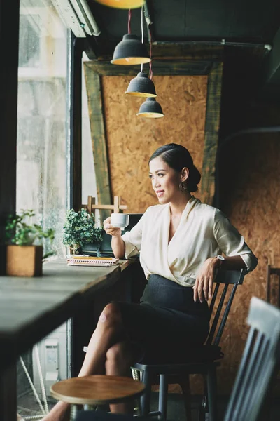 Aantrekkelijke Vietnamese Zakenvrouw Drinken Van Koffie Kijken Door Café Venster — Stockfoto