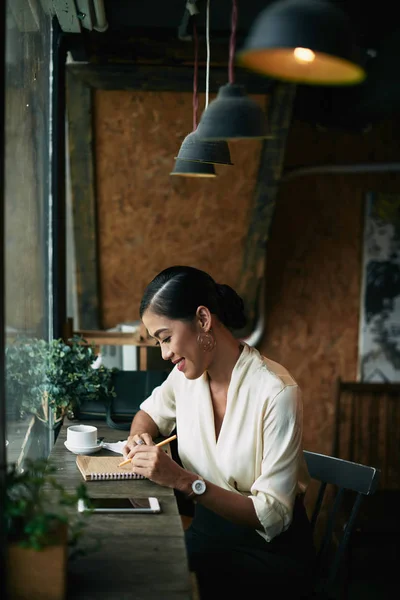 Sorrindo Mulher Negócios Verificando Suas Notas Quando Sentado Café — Fotografia de Stock