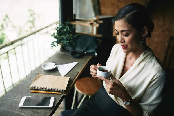Красивая Вьетнамская Деловая Женщина Нюхает Кофе Перед Выпивкой — стоковое фото