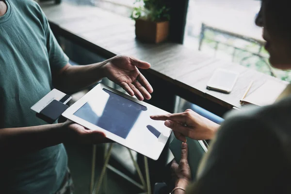 Manos Mujer Ingresando Información Aplicación Tableta Digital Para Pagar Orden — Foto de Stock