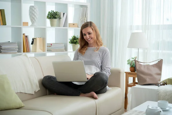 Wanita Cantik Tersenyum Ketika Membaca Informasi Pada Laptop — Stok Foto