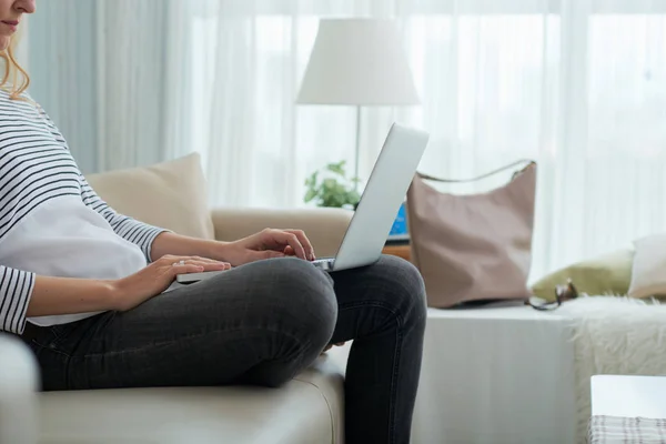 Foto Wanita Yang Duduk Sofa Dan Bekerja Laptop — Stok Foto