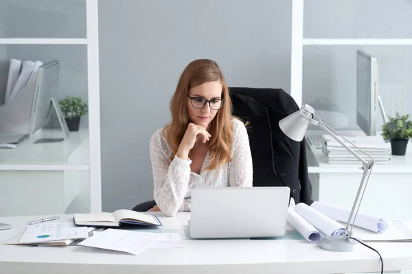 Kvinna Som Arbetar Kontor Vid Bord Med Laptop — Stockfoto